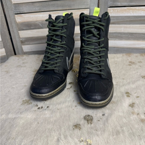 NIKE Women’s Dunk Sky Hi Lace Up Sneakerboot 2.0 Black/Silver Hidden Wedge 9.5 - Picture 2 of 8